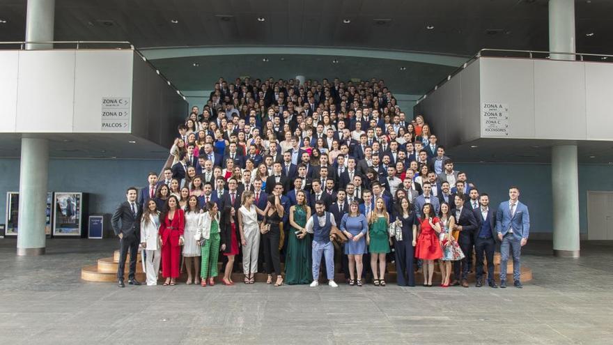 Los ingenieros graduados.