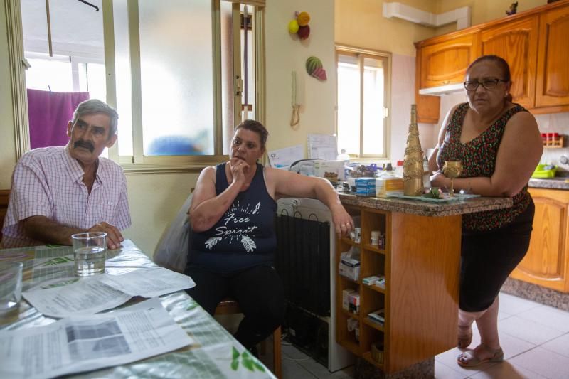 Visita a la vivienda de una vecina con humedades pese a rehabilitación del ARRU