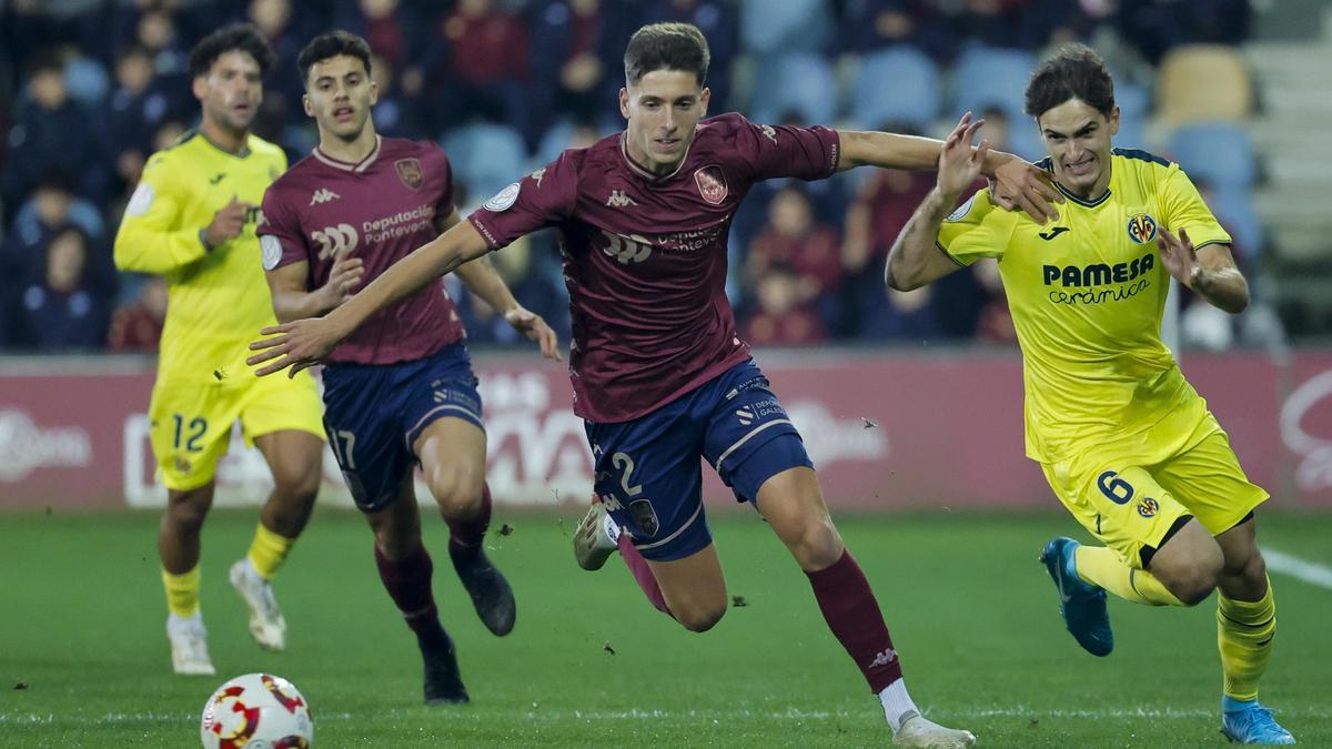 Denis Suárez disputa el balón ante un rival.