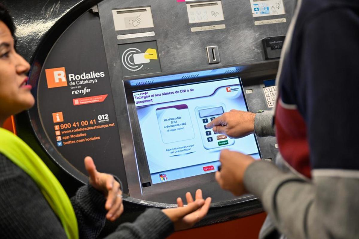 Primer día de tránsito de la T-Usual y la T-Casual hacia la T-Mobilitat. Estación de Arc de Triomf, en Barcelona