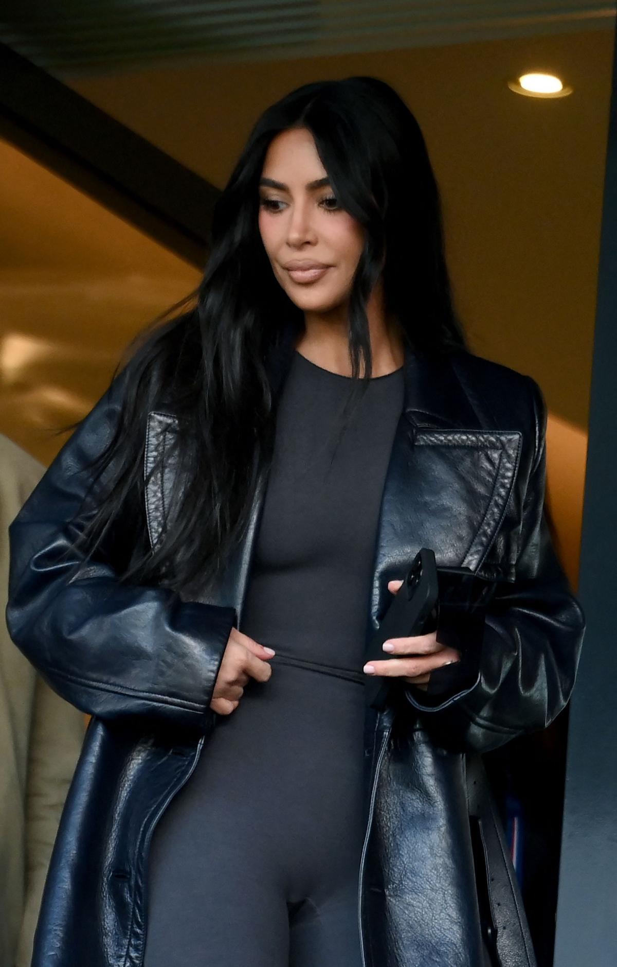 Kim Kardashian asiste al partido de fútbol de la L1 francesa entre el Paris Saint-Germain (PSG) y el Stade Rennais FC en el estadio Parc des Princes de París.