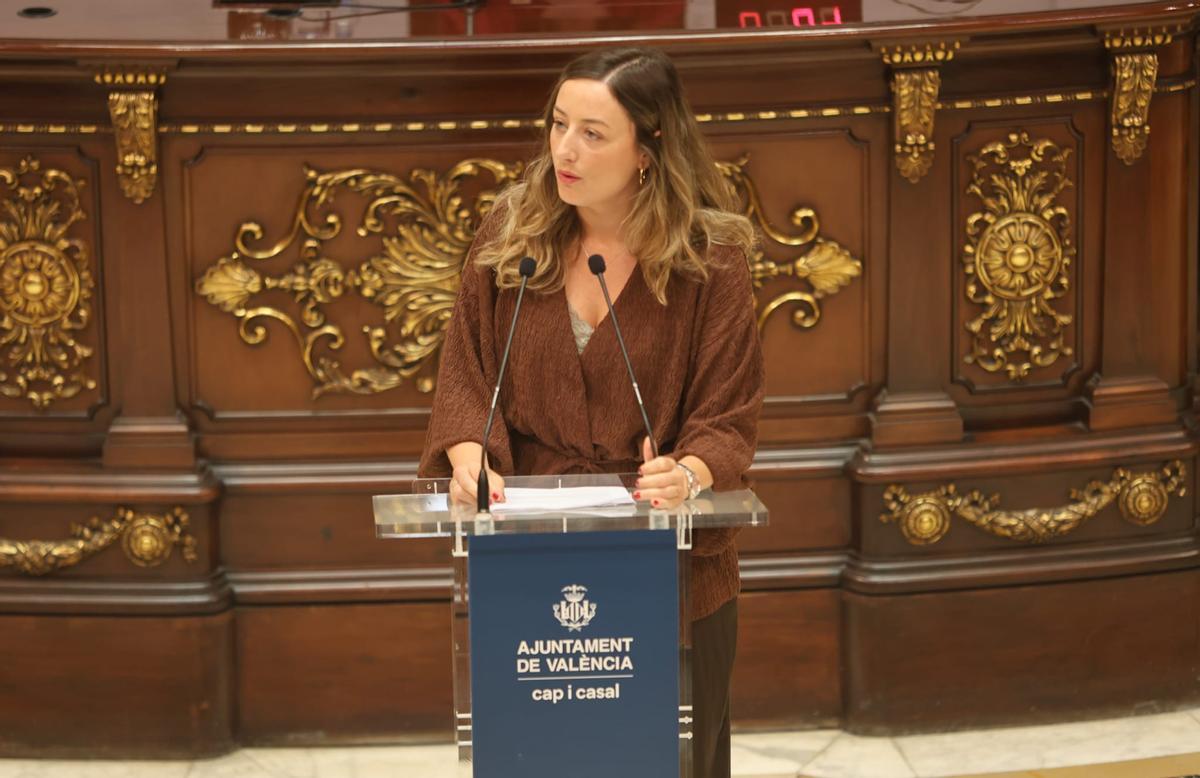 La concejal de Igualdad, Rocío Gil, en el pleno del Ayuntamiento de València