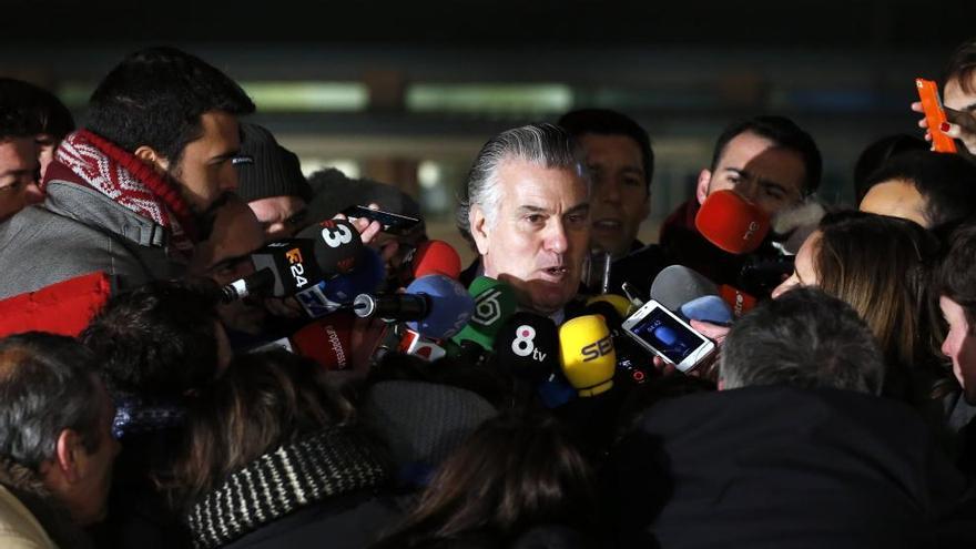 Luis Bárcenas, rodeado de periodistas a su salida de la cárcel.