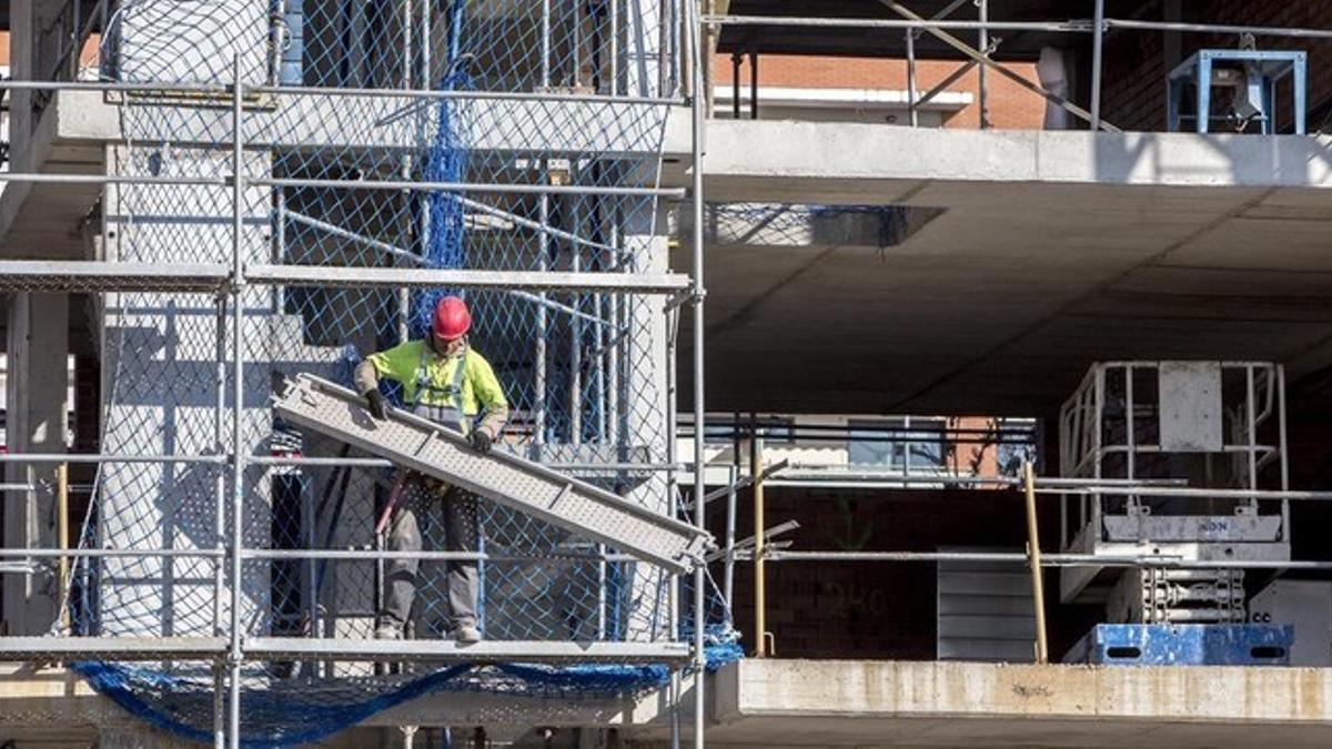 Operarios en un bloque de pisos en construcción en Terrassa, en una imagen de archivo