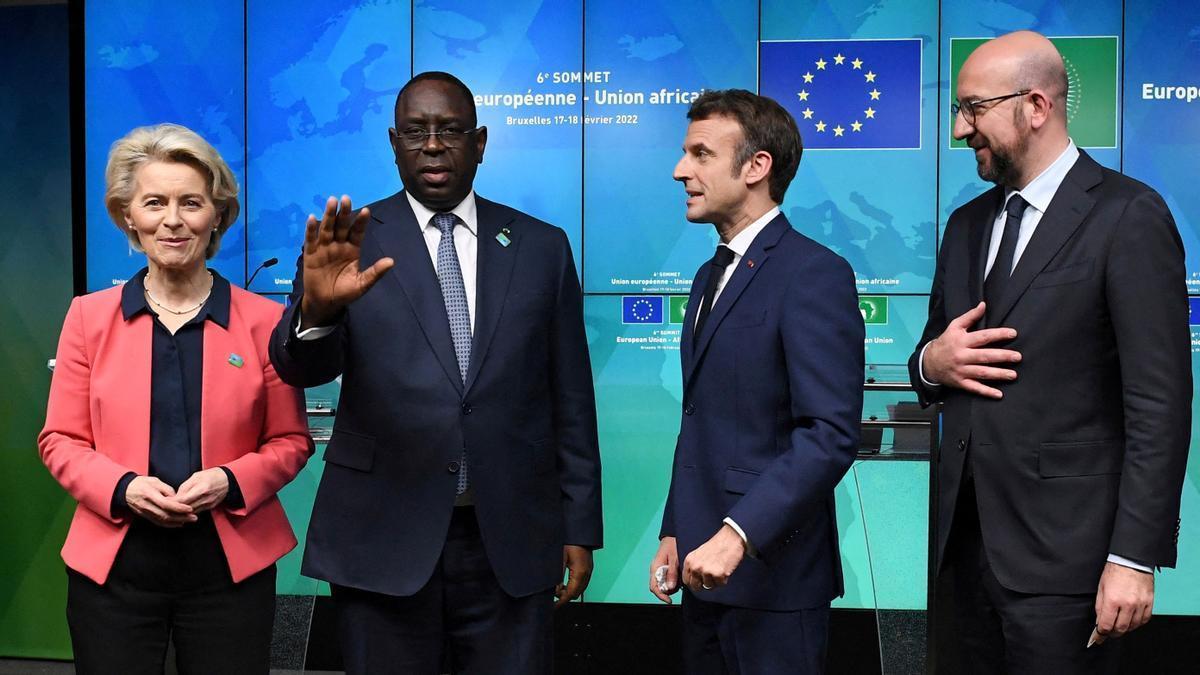 La presidenta de la Comisión Europea, Ursula von der Leyen, junto al presidente de Senegal, Macky Sall; el de Francia, Emmanuel Macron, yel del Consejo Europeo, Charles Michel, durante la cumbre UE-Unión Africana en Bruselas, en febrero de 2022. /