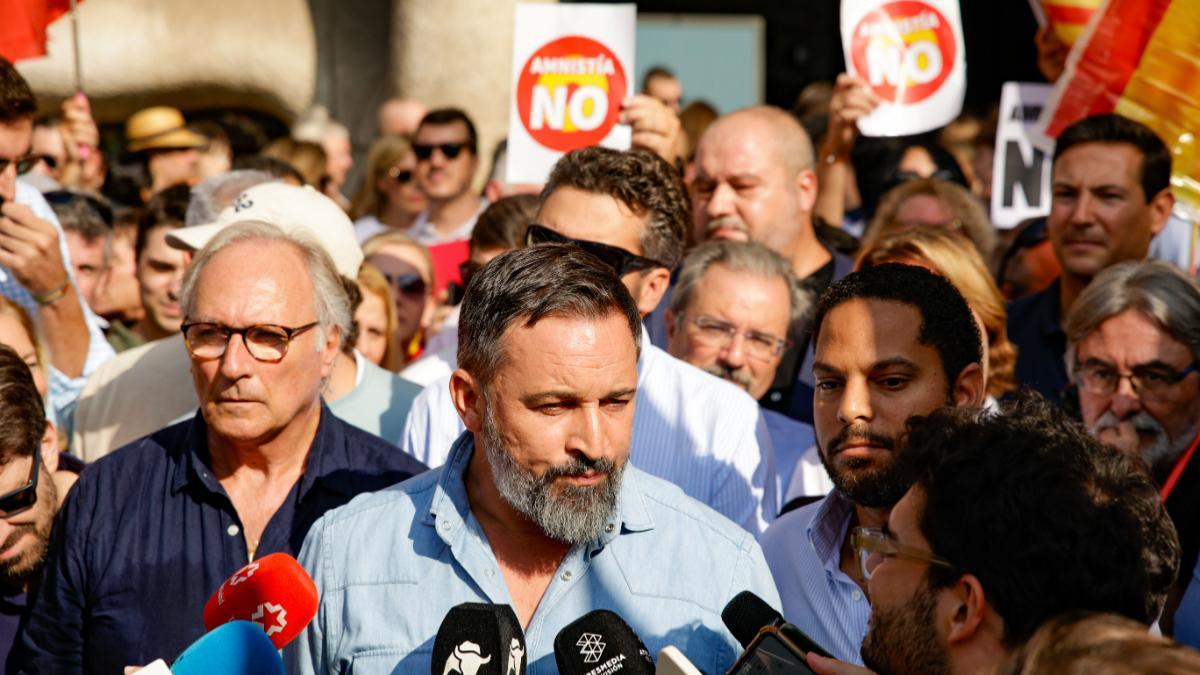 El líder de Vox, Santiago Abascal, atiende a los medios de comunicación antes de la manifestación de SCC, a 8 de octubre de 2023, en Barcelona.
