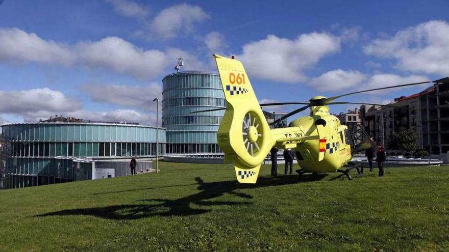 El helicóptero procedente del hospital clínico de Ourense aterrizó junto al consistorio. // Bernabé/Luismy