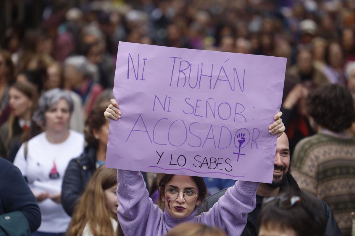 CÓRDOBA, 08/03/2026.- Miles personas recorren las calles de la ciudad con motivo de la manifestación del 8M, Día Internacional de la Mujer, este domingo en Córdoba. EFE/Salas