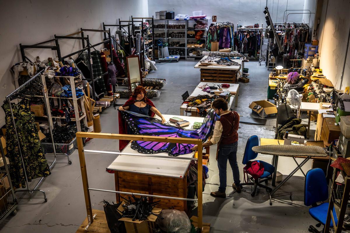 Barcelona 24/02/2026 OnBarcelona Barceloneando. El mundo de fantasía escondido en una nave de l'Hospitalet, es el taller de ciencia ficción de El costurero real. AUTOR: JORDI OTIX