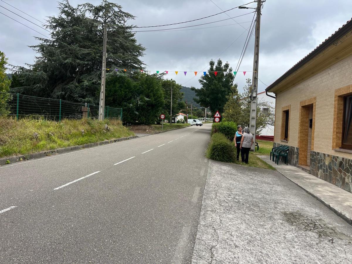 En imágenes: Los vecinos piden limitar la velocidad de los vehículos a su paso por Villademar En imágenes: Los vecinos piden limitar la velocidad de los vehículos a su paso por Villademar