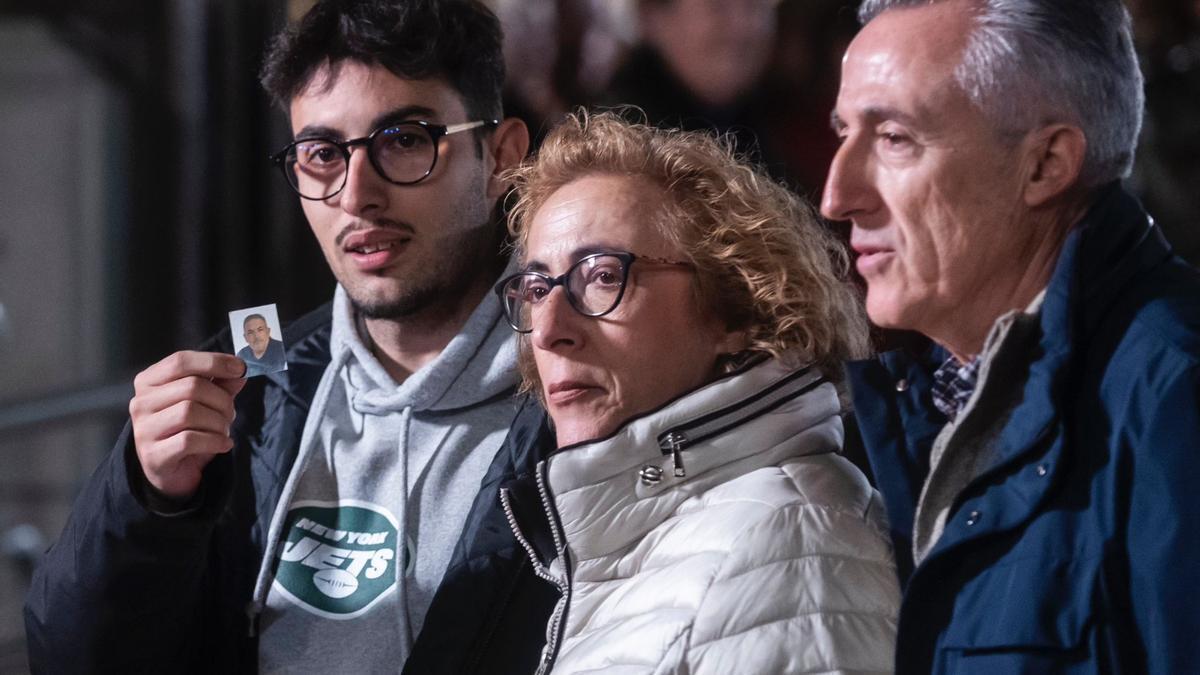 Eloy, Ana y Borja, familiares de Luciano, fallecido en Catarroja el 29 de octubre. / Germán Caballero