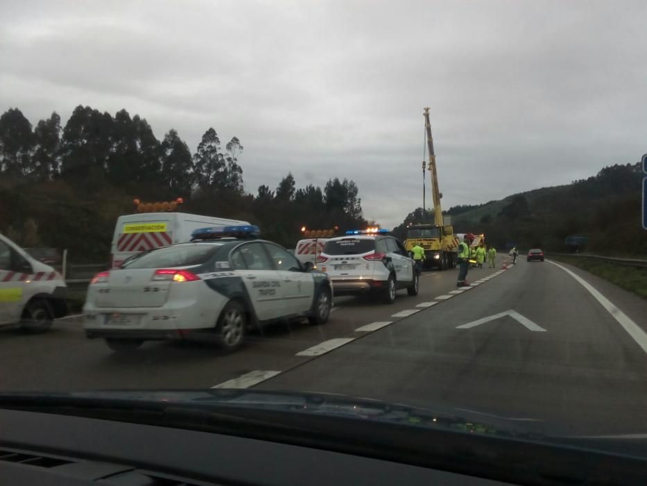 Un accidente en la "Y" provoca varios kilómetros de atasco  en dirección Oviedo