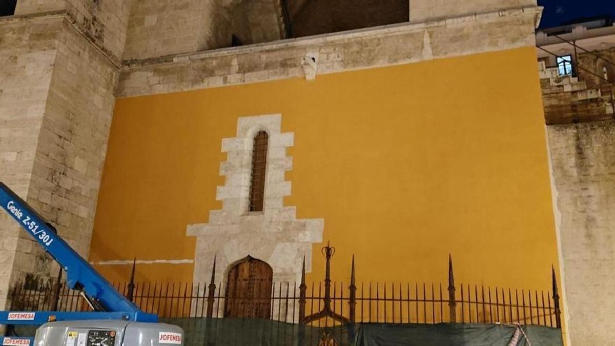 Pintura amarilla sobre las históricas Torres de Quart, en València.