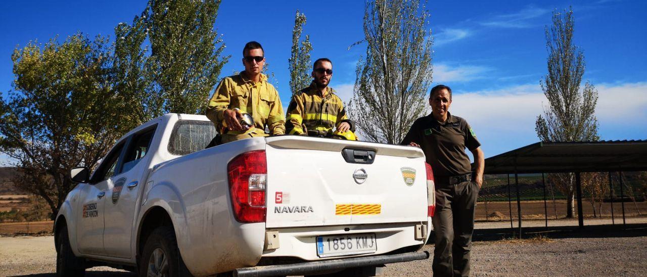 Alberto Bona e Íñigo Palacios, miembros de la cuadrilla del retén de Añón, e Ismael González, agente forestal del Ayuntamiento de Tarazona, fueron tres de los siete primeros en llegar al primer foco del incendio de Añón. / M. CALVO