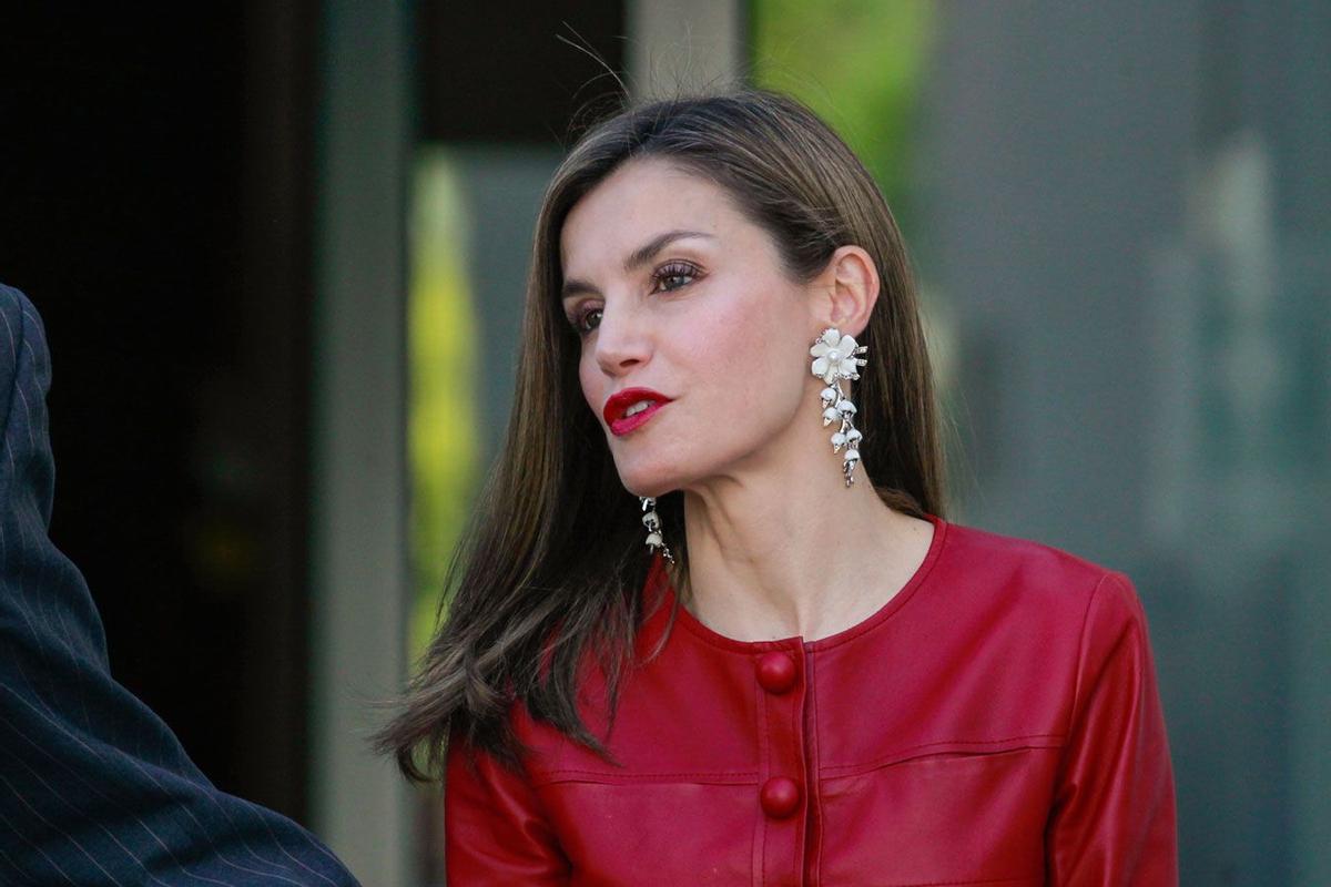 Letizia Ortiz con pendientes de flores