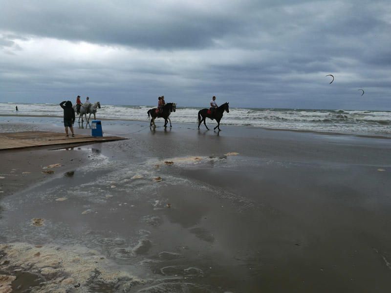 Olas de 2,5 metros invaden la playa de la Malvarrosa