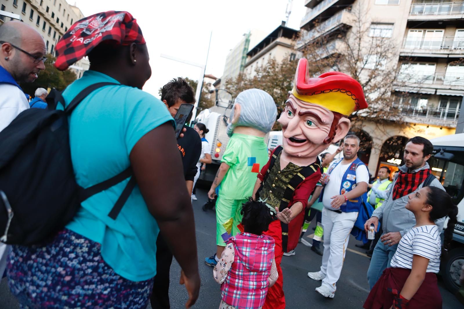 En imágenes | Las peñas de Zaragoza invaden el centro para el maratón de charangas