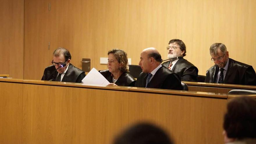 Por la izquierda, los abogados defensores José Carlos Botas, Ana García Boto, Juan Ramón Álvarez Riestra, Carlos Moro y Luis Tuero, al inicio de la sesión de ayer.