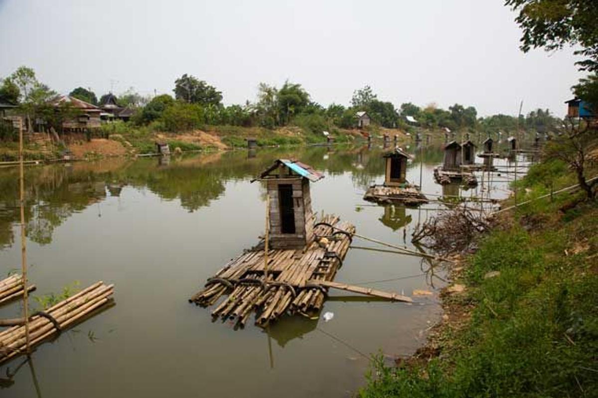 Letrinas flotantes en Borneo