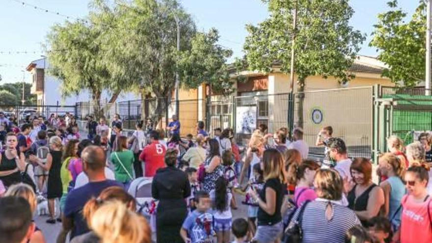 Los niños acuden al colegio pero no entran a clase.