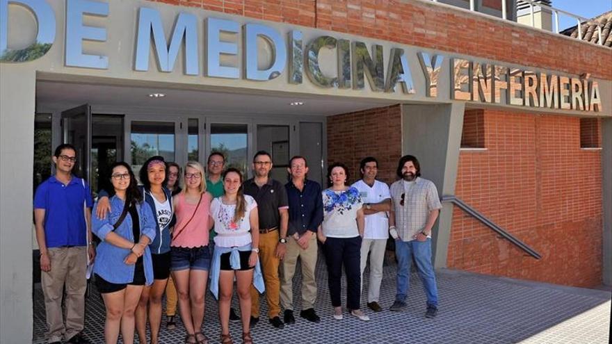 Estudiantes americanos visitan el Hospital Reina Sofía