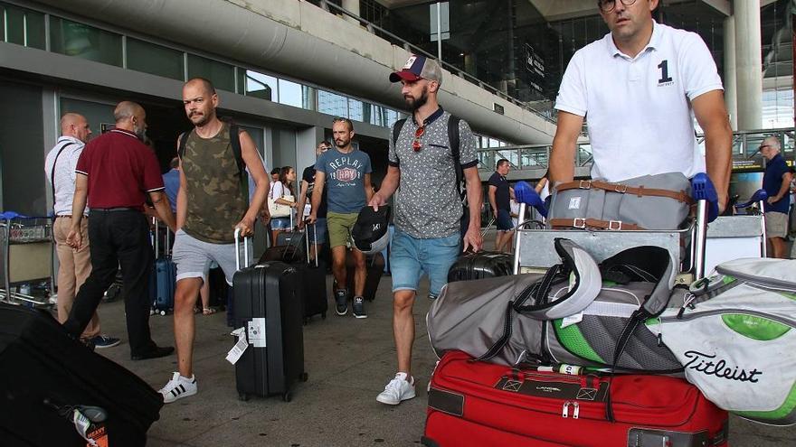 Turistas en el aeropuerto de Málaga.