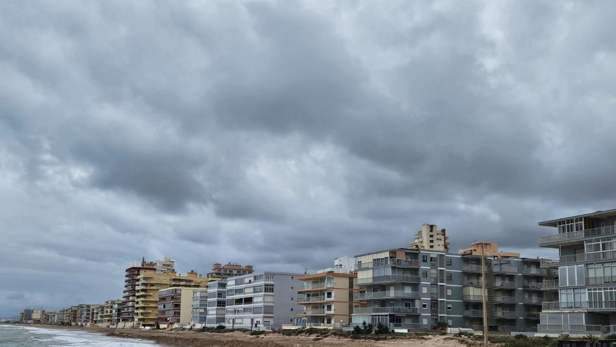 Un camión deposita arena en la playa de Tavernes, dentro de las actuaciones de emergencia realizadas hace unos meses.