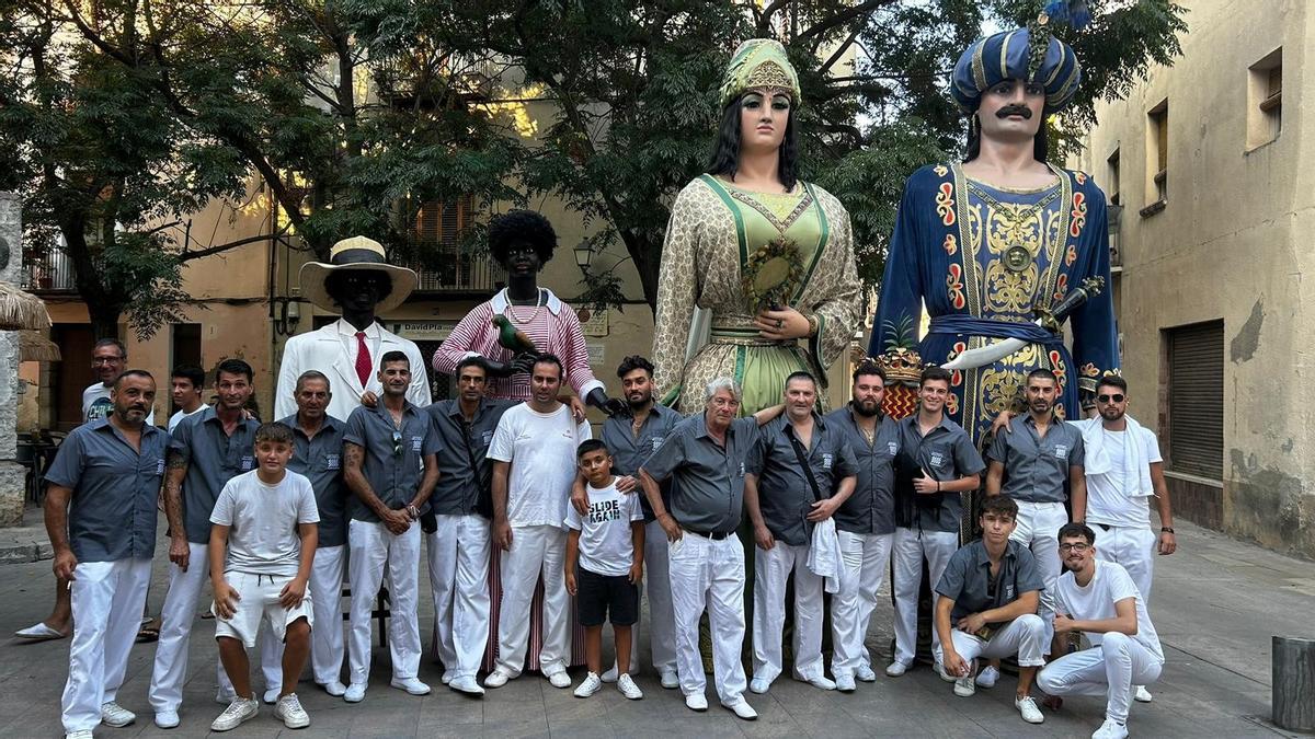 Els Gegants Negritos i els Moros de Tarragona, junt als seus portants.