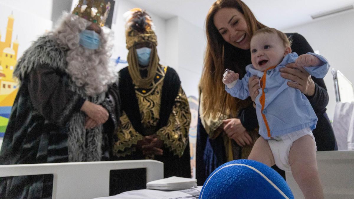 Visita de los Reyes Magos a los hospitales de Elche