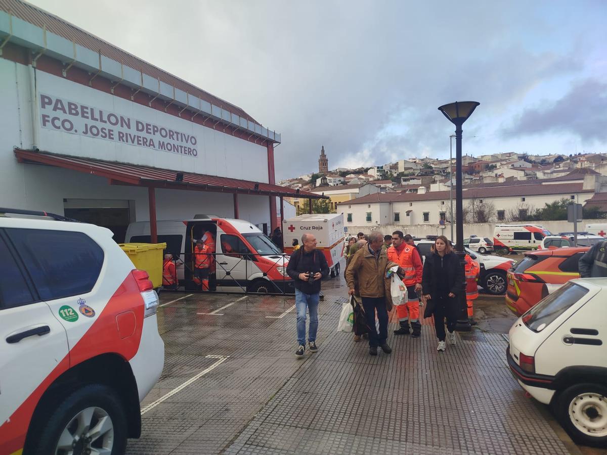 Vecinos de Valuengo y La Bazana en el polideportivo de Jerez de los Caballeros