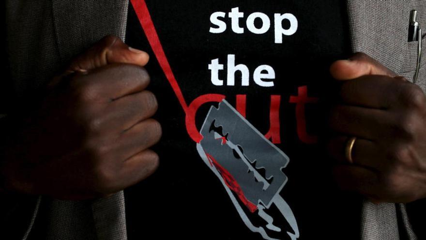 Missatge en contra de la mutilació genital femenina en una samarreta