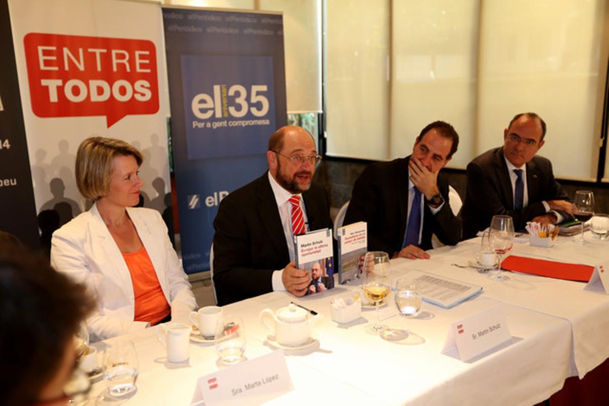 El presidente del Parlamento Europeo, Martin Schulz, y el director de EL PERIÓDICO, Enric Hernàndez, en el encuentro con  diez lectores.