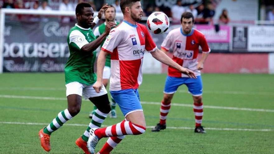 Una acción del partido entre el Llanera y el Llanes.