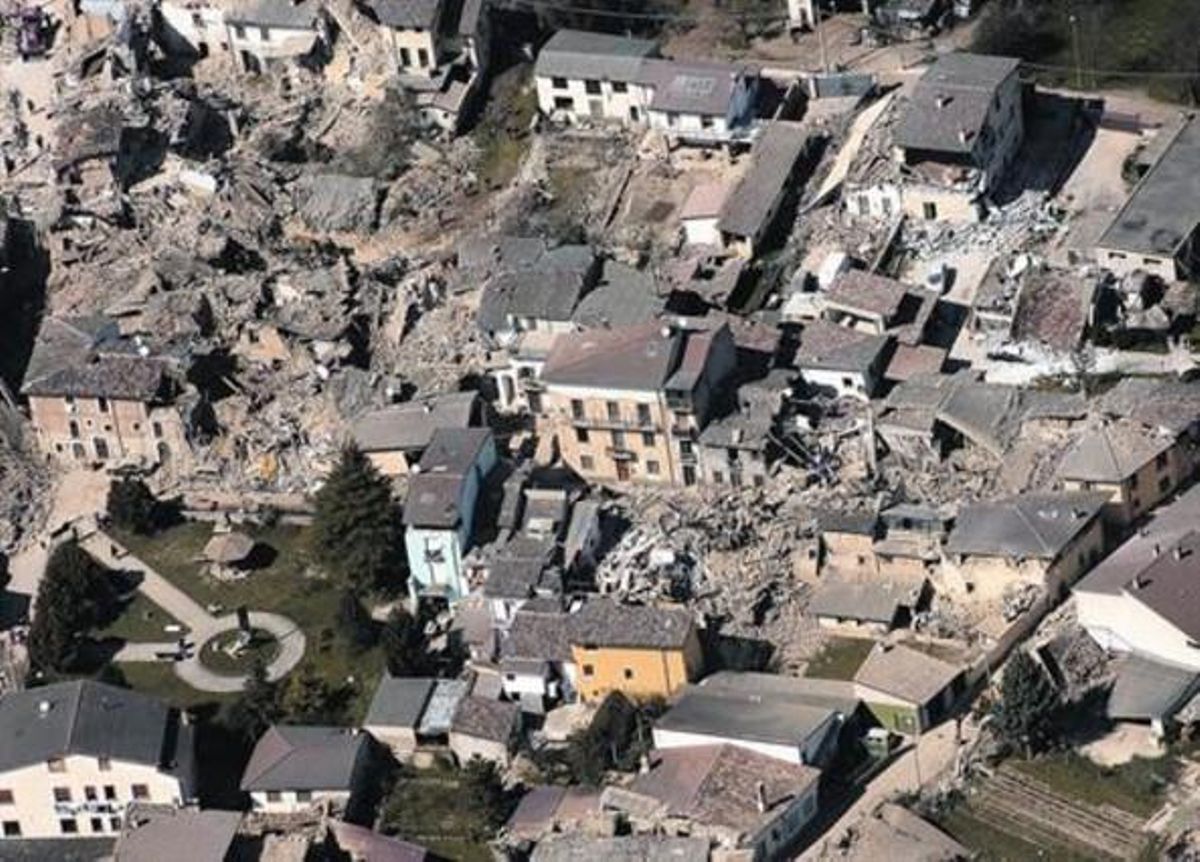 Vista aèria del centre històric de la ciutat italiana de L’Aquila, la capital dels Abruços, després del terratrèmol sofert el 6 d’abril del 2009. Vista aèria del centre històric de la ciutat italiana de L’Aquila, la capital dels Abruços, després del terratrèmol sofert el 6 d’abril del 2009.