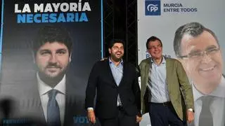 La pegada de carteles abre la campaña electoral en la Región de Murcia