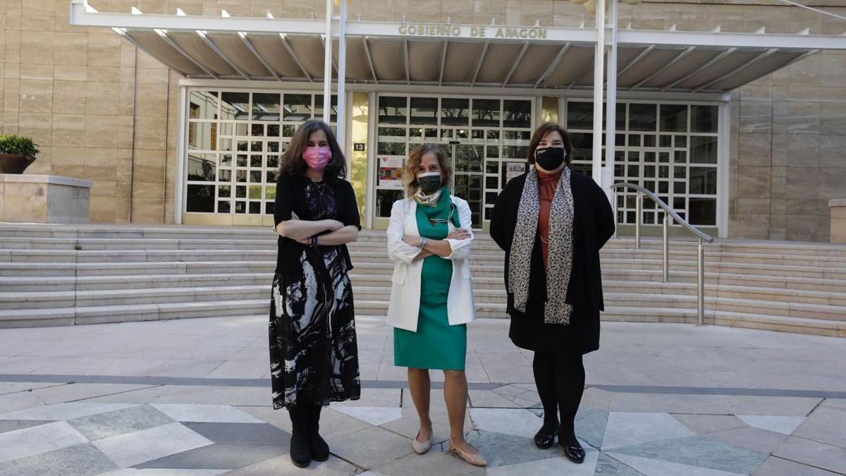 Rosa Duarte, Miriam Ferrer y Mari Luz Hernández, antes de la presentación de los estudios.