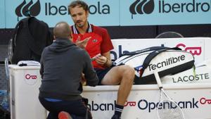 Daniil Medvédev se lesiona en los cuartos de final del Mutua Madrid Open.