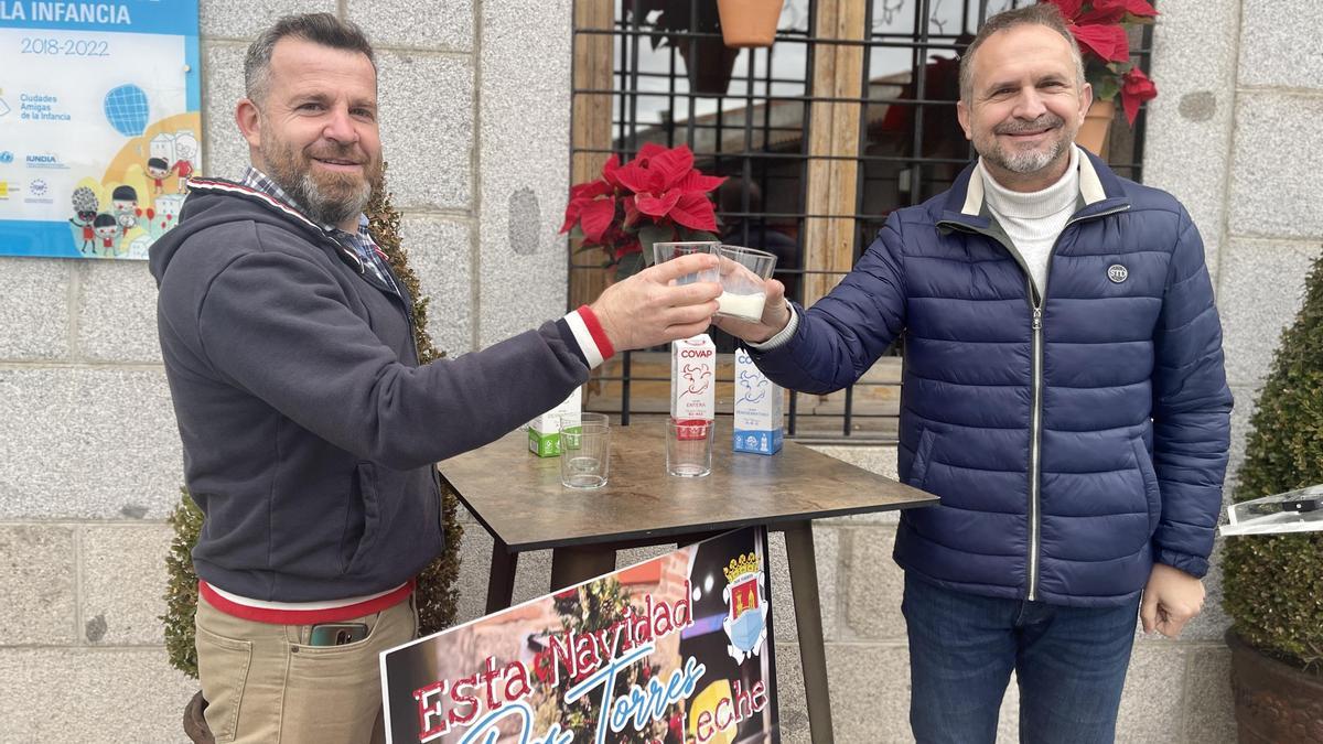 El concejal Julián Moreno y el alcalde, Manuel Torres, brindando con leche.