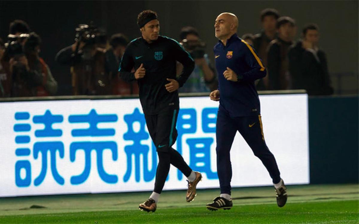 Neymar Junior junto a Juanjo Brau en el entrenamiento previo al FC Barcelona - Guangzhou del Mundial de Clubes Japón 2015