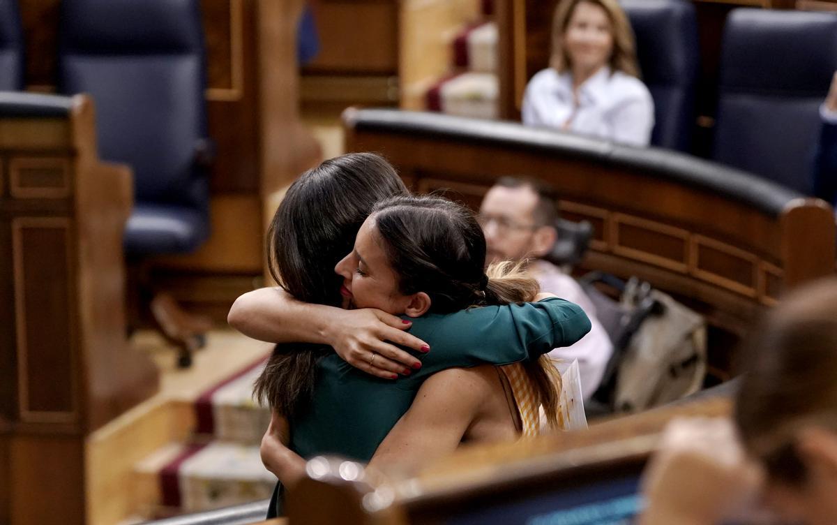 Ione Belarra e Irene Montero se abrazan