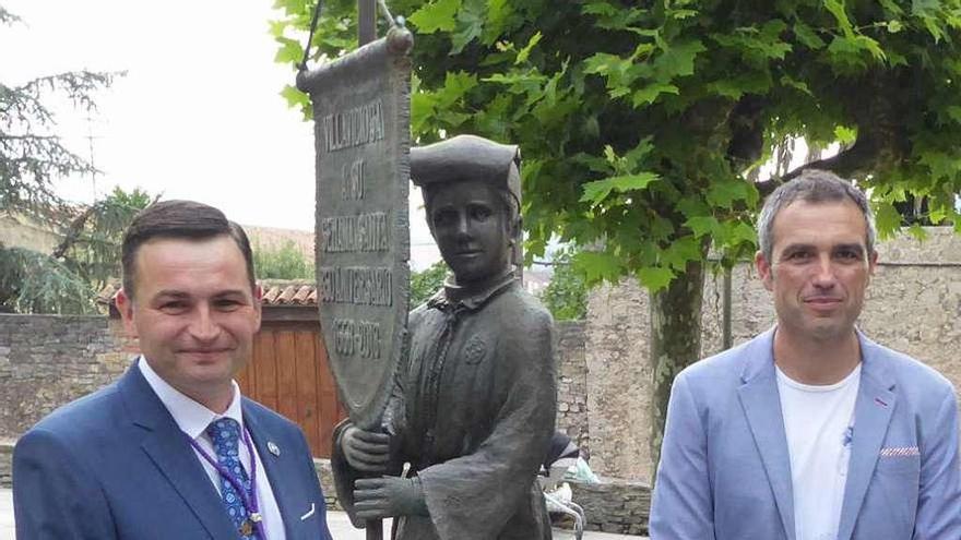 El mayordomo de la cofradía de Jesús Nazareno, la escultura y su autor, José Antonio Pérez.