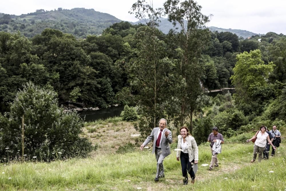 El alcalde de Oviedo, Wenceslao López, visita la cueva de Lluera