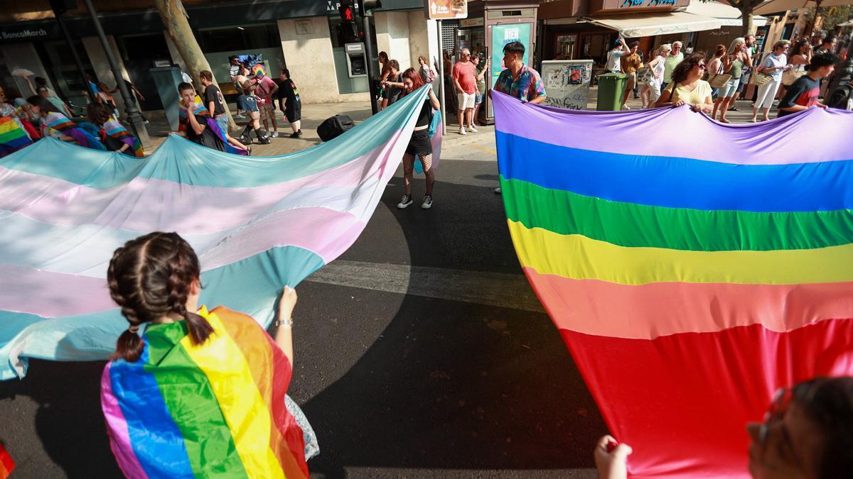 Archivo - Varias personas sujetan dos banderas del colectivo LGTBIQ+ durante la manifestación del Orgullo LGTBIQ+, a 28 de junio de 2023, en Palma de Mallorca, Mallorca, Baleares (España).