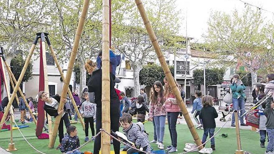 Los niños, artistas de circo por un día en Maria de la Salut