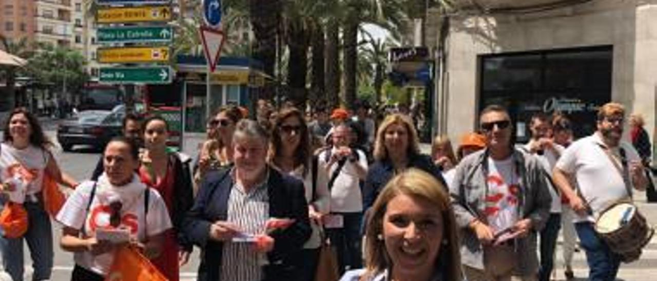 Mari Carmen Sánchez haciendo campaña ayer en Alicante.