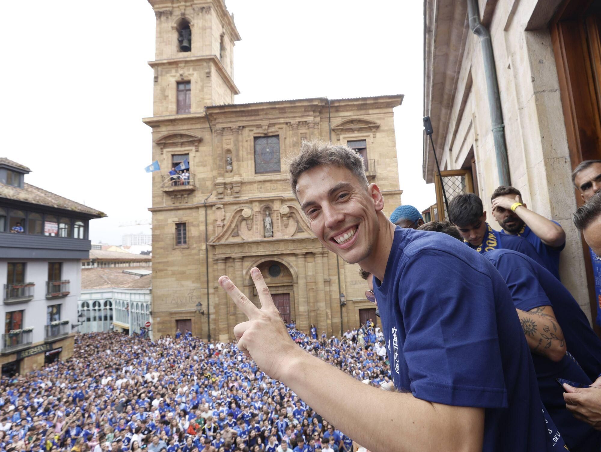 Locura azul en las calles de Oviedo para celebrar el ascenso del equipo a Primera División