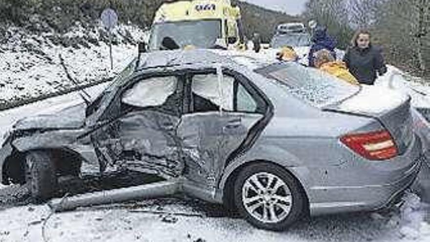 El coche, tras la colisión.