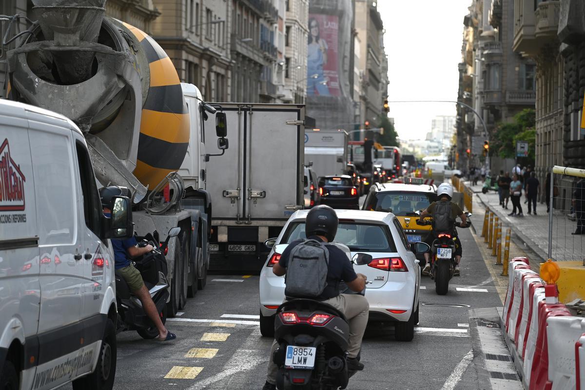 Barcelona esquiva els embussos monumentals en la tornada en massa a les escoles