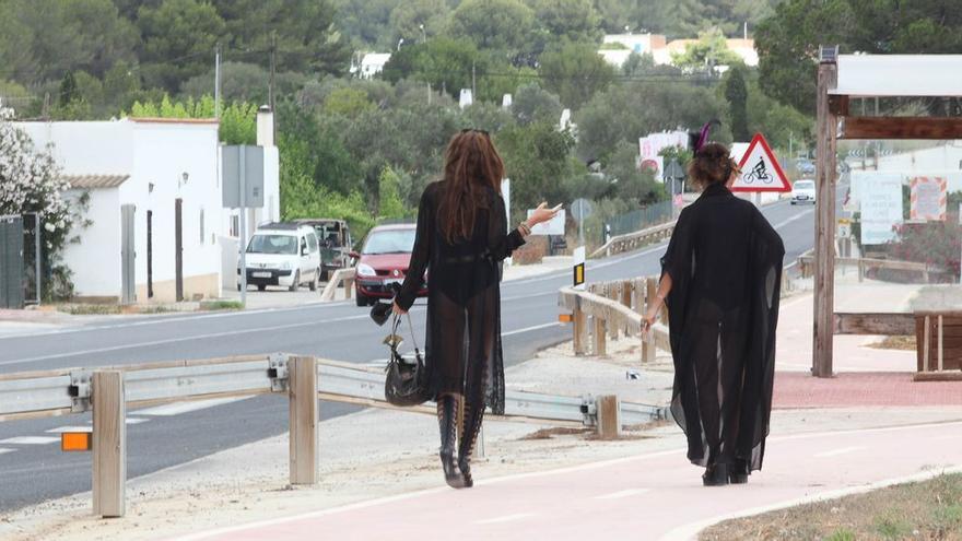 Dos mujeres caminan por el carril bici de Santa Gertrudis tras la fiesta en el Polvorín, en julio de 2014.