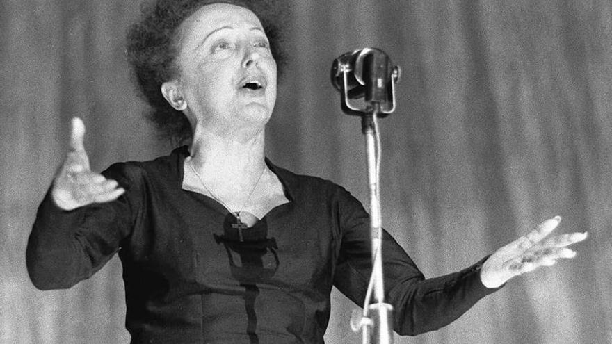 La cantante Édith Piaf durante un concierto.